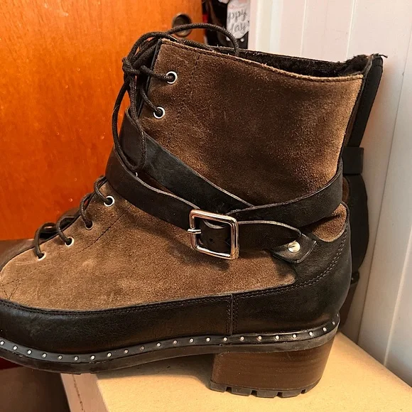 Women's Uggs Combat Boots - size 11 - Picture 2 of 7